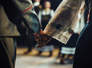Stari srpski običaj koji se polako ZABORAVLJA: Evo zašto POZIVAR na svadbu umesto pozivnice nosi BUKLIJU sa rakijom!