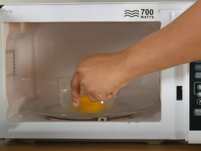 Kajgana iz MIKROTALASNE: Najbrže spremanje jaja, bez PRSKANJA ulja po celoj kuhinji (VIDEO)