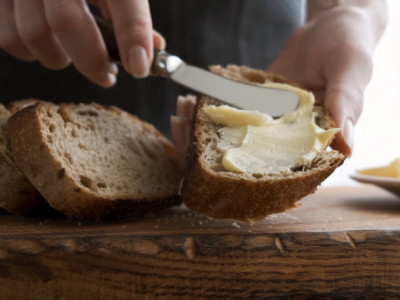Ovaj trik svaka domaćica treba da zna: Evo kako brzo da otopite maslac uz pomoć čaše