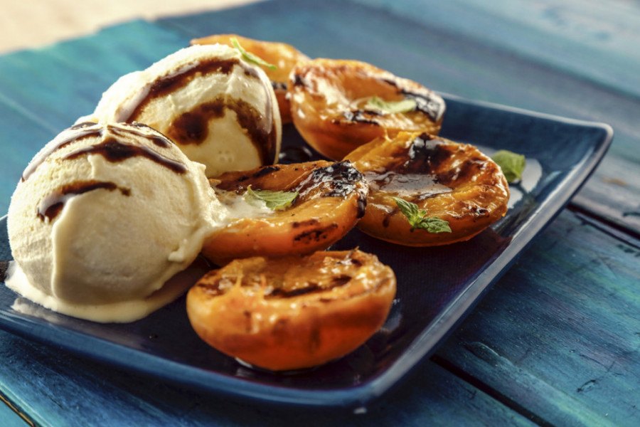 Najtraženiji RECEPT ovog leta: Zapečene BRESKVE sa sladoledom osvežiće vaš VRELI DAN