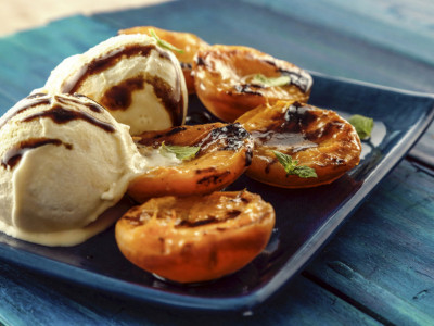 Najtraženiji RECEPT ovog leta: Zapečene BRESKVE sa sladoledom osvežiće vaš VRELI DAN
