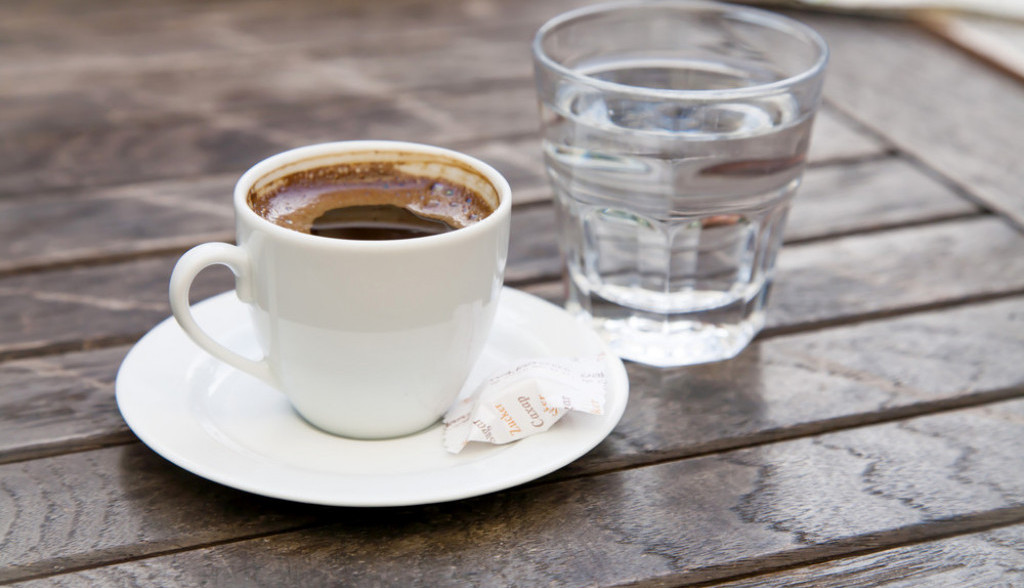 Da li pijete dve ili više šoljica kafe dnevno? Doktorka Sara objašnjava kako to utiče na vaš organizam i zdravlje