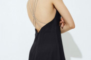 Ovog leta ovakva crna haljina je ultimativni hit: Nijedna ne grli obline lepše od ovog modela