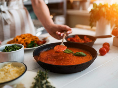 Recept za DOMAĆI paradajz sos: Odličan je kao PRILOG uz glavna jela, a može se jesti i samo