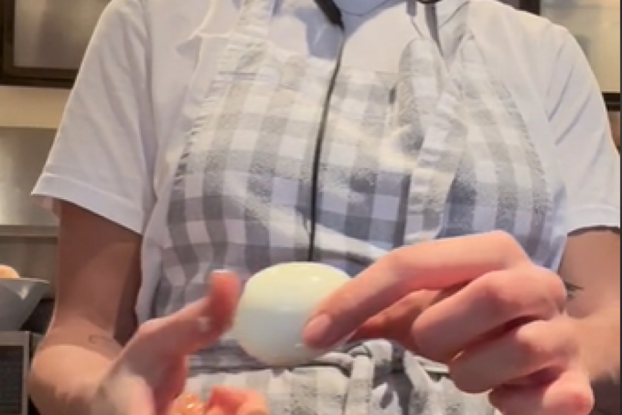 Profesionalna kuvarica otkrila: Evo kako da oljuštite jaje samo u DVA poteza