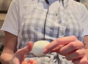 Profesionalna kuvarica otkrila: Evo kako da oljuštite jaje samo u DVA poteza