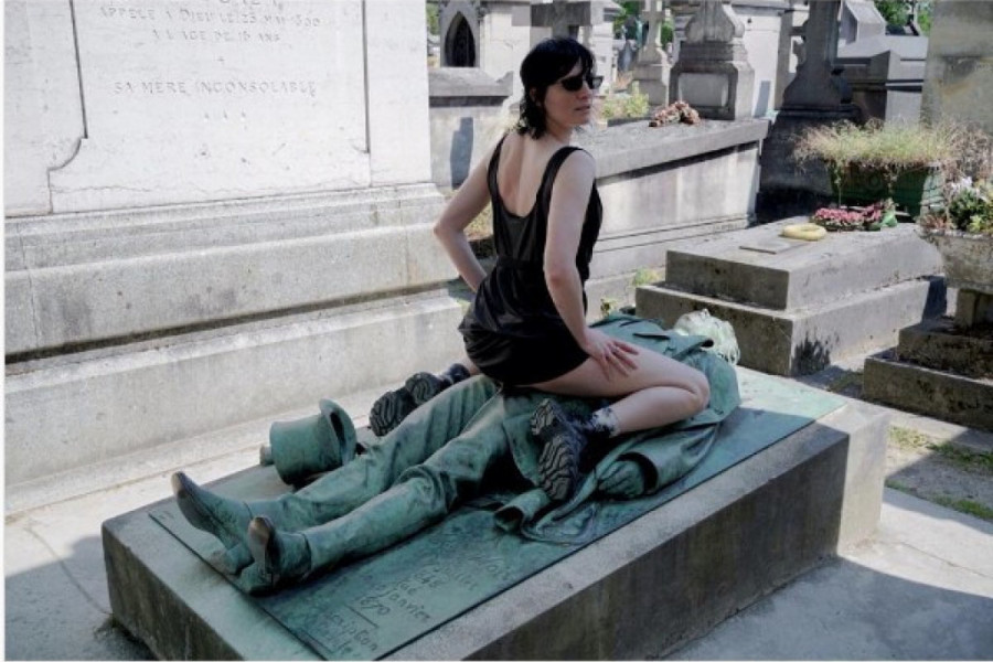 "Nevaljala skulptura" je NAJPERVERZNIJI grob na svetu: Žene ga bukvalno "zaskaču", trljaju se o njega, a razlog je više nego BIZARAN