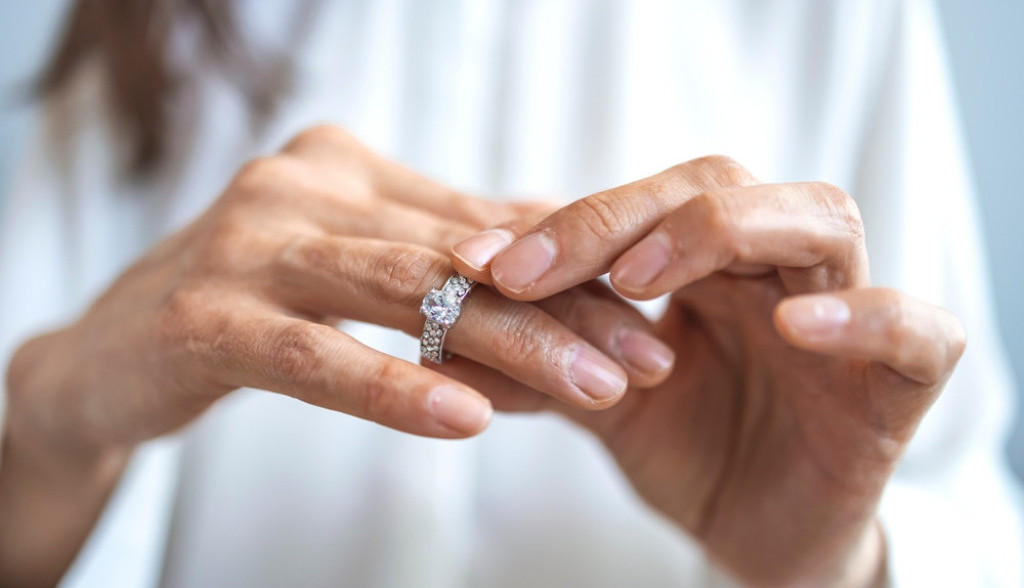"Verio me je ružnim i jeftinim prstenom": Kada je devojci otkrio svoj pakleni plan, njihova veza je pala u zaborav