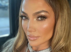 Haljina Dženifer Lopez na dodeli "Gremi" nagrada je ubedljivo odnela POBEDU: Ljudi ne mogu da veruju da ona i dalje tako BRUTALNO izgleda!