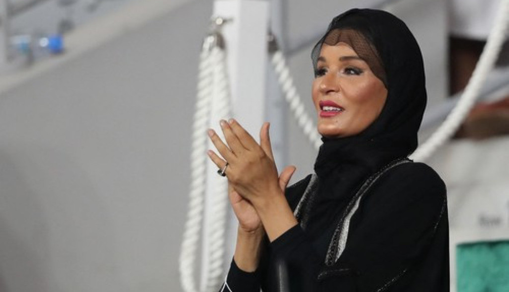 Supruga KATARSKOG šeika ODBACUJE muslimanske odore? Svi su gledali u njen "brzi" stajling, hidžab NE SKIDA, ali vitak struk ISTIČE