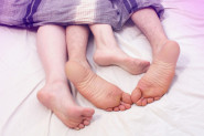 Trljate li stopalo o stopalo pre spavanja? Evo šta može da se krije iza toga, u jednom slučaju nije bezazleno