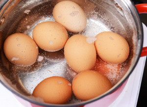 Kako skuvati jaja da NE PUCAJU? Domaćice, u ovom PROVERENOM triku je tajna