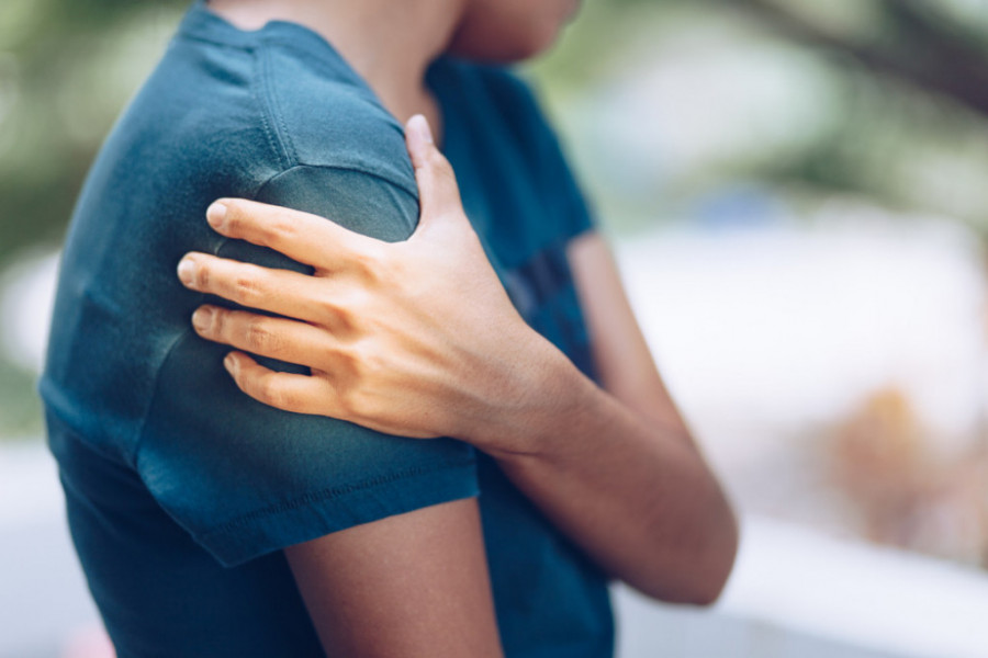 Bol u ramenu može da bude SIMPTOM ozbiljne bolesti: Ako uočite i ove signale javite se LEKARU