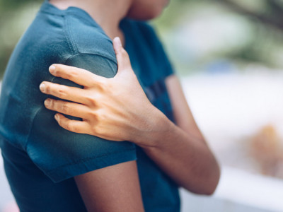 Bol u ramenu može da bude SIMPTOM ozbiljne bolesti: Ako uočite i ove signale javite se LEKARU