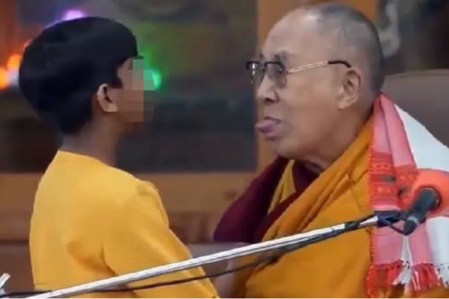 Video koji je ŠOKIRAO svet: Skandalozno ponašanje Dalaj Lame, terao dečaka da mu SISA jezik (VIDEO)