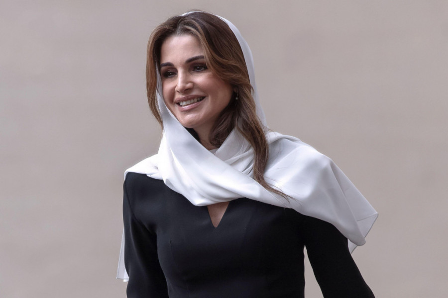 Kraljica Ranija oduševila stajlingom na venčanju svog sina: U crnoj, elegantnoj haljini sa čipkanim detaljima izgledala je zanosno