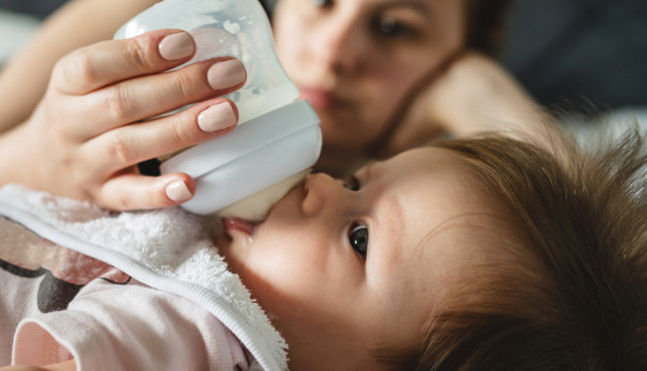 Doktor upozorio novopečene roditelje: Davanje vode BEBI može da bude opasno, evo i zašto