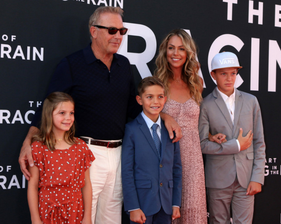 Kevin Kostner sa porodicom