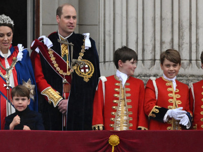 Princ Luis zasmejavao SVET: Tokom KRUNISANJA kralja Čarlsa, sin Vilijama i Kejt Midlton zabavljao publiku