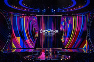 Ceo svet priča o njenoj HALJINI: Voditeljka Evrovizije je privukla najveću pažnju LUDIM stajlingom, komentarišu da izgleda kao "poklon"