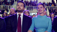 Prva dama Crne Gore na inauguraciji oduševila izgledom: Svetlo plava haljina sa cvetom na ramenu po uzoru na Kejt Midlton!