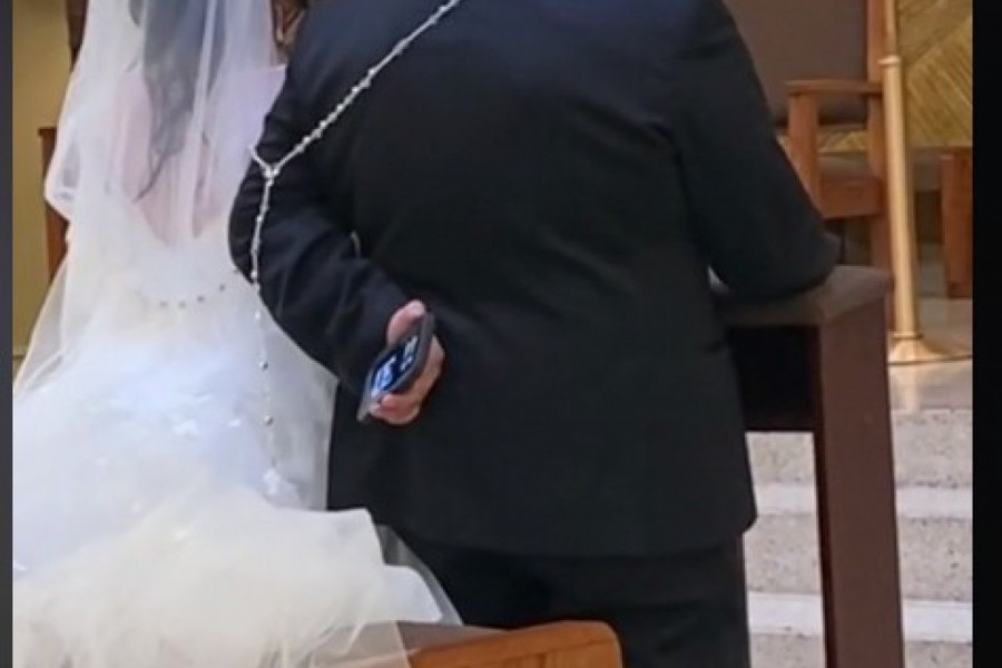 Mladožena napravio POMETNJU na svadbi: Pokazao šta drži u ruci, gosti se ZABRINULI za mladu