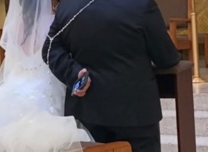 Mladožena napravio POMETNJU na svadbi: Pokazao šta drži u ruci, gosti se ZABRINULI za mladu