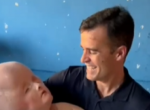 U trudnoći je bolovala od RUBEOLE, a kada se porodila, lekari su bebi dali samo tri meseca života (UZNEMIRUJUĆI VIDEO)