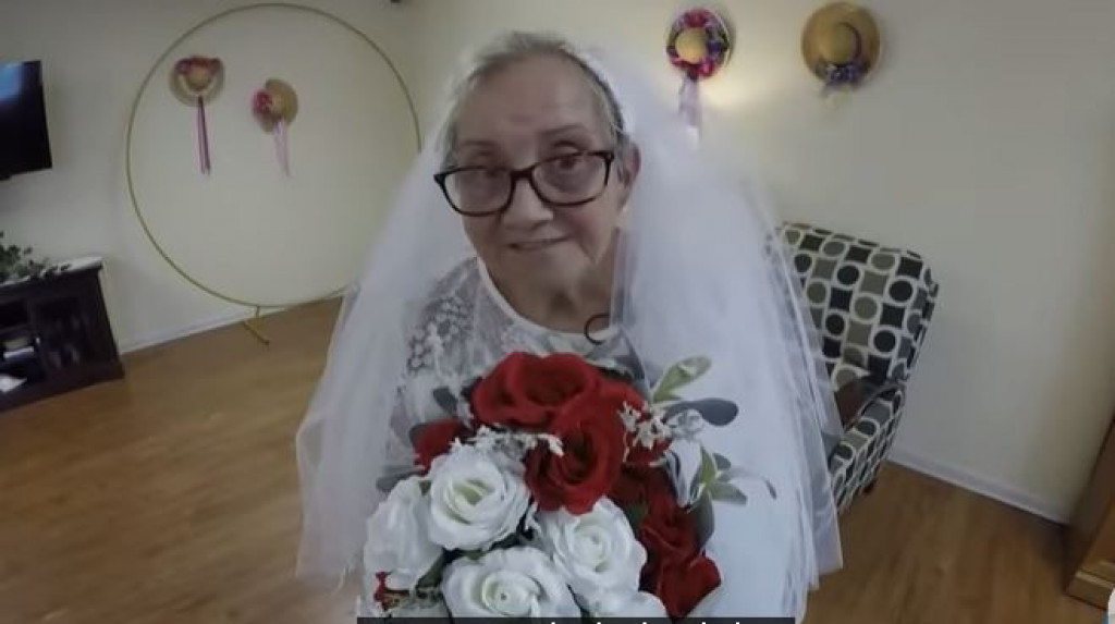 Ova baka se udala u 77-oj godini: 