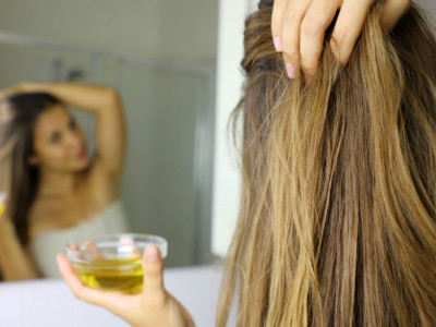 Piling za masnu kosu: Potpuno prirodantretman koji produžava razmak između pranja!