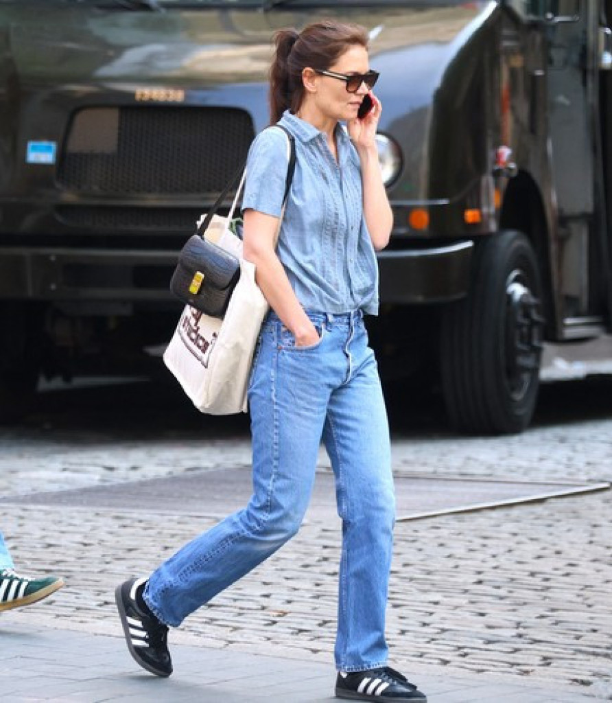Kejti Holms zna kako se nose patike koje ćemo svi poželeti ovog leta: Uz kul džins izgledaće savršeno