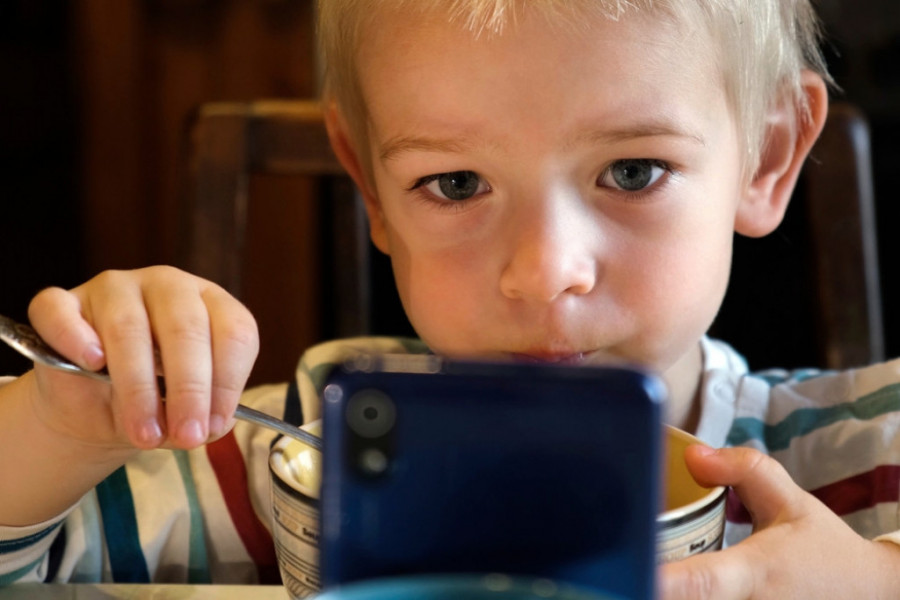 Ako dopustite detetu da jede ispred ekrana, pravite veliku grešku: Stručnjaci objašnjavaju zašto