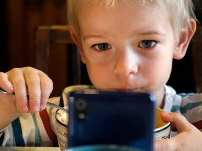 Ako dopustite detetu da jede ispred ekrana, pravite veliku grešku: Stručnjaci objašnjavaju zašto