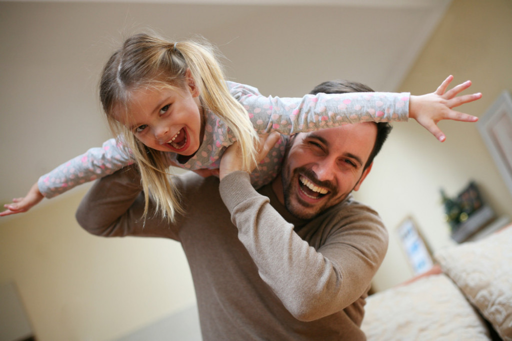 Tate su srećnije od mama: Istraživanja su pokazala da su očevi manje izloženi stresu kad su deca u pitanju!
