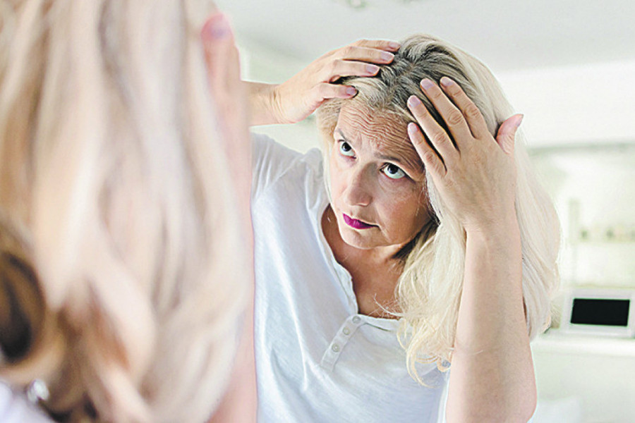 Žena analizira svoj razdeljak na kosi