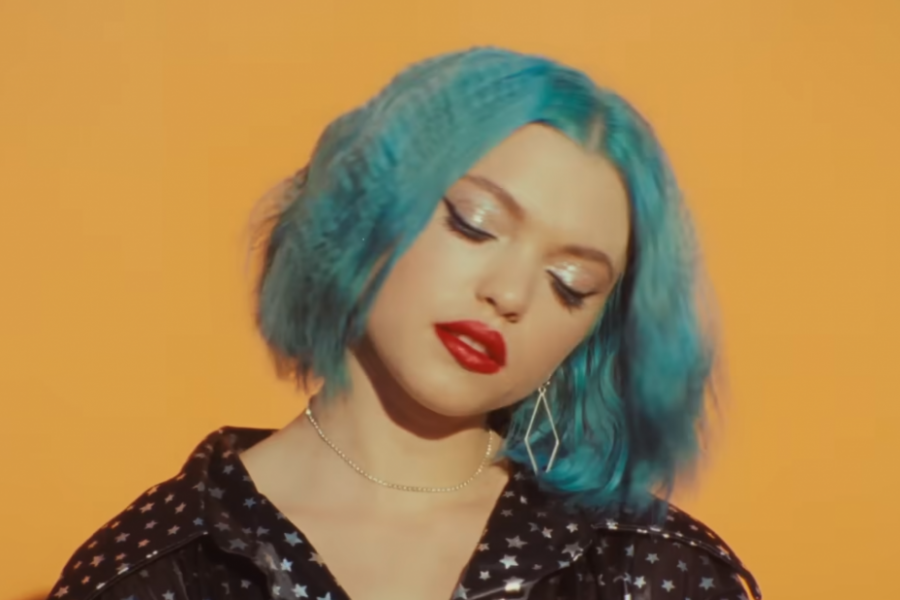 Printscreen/Youtube/Hey Violet