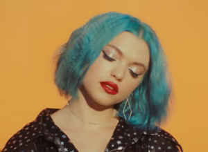 Printscreen/Youtube/Hey Violet