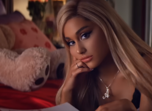 Printscreen/Youtube/Ariana Grande