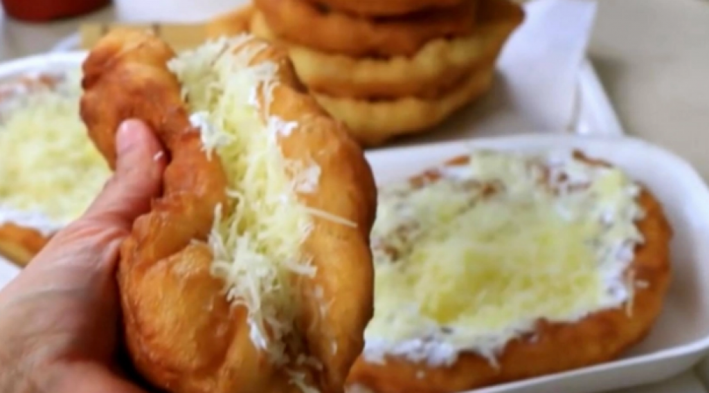 Napravite LANGOŠ: Preukusne lepinje, pune sira (RECEPT)