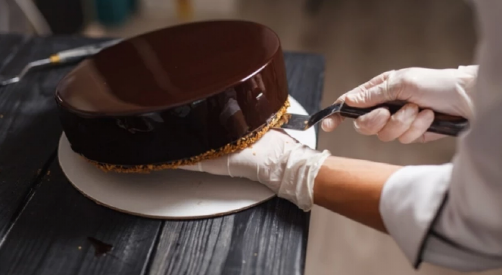Slatka mala izvrnuta torta: Čokoladni slatkiš koji ćete obožavati, a u pripremi ćete uživati!