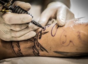 Da vam TETOVAŽE uvek budu kao NOVE: Ovaj trik sa KREMOM za sunčanje bukvalno je spas za vaše "umetničko delo" na koži!