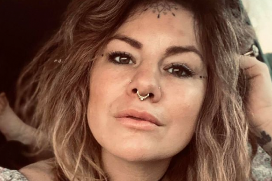 "Ovo je priča mog života": Žena BESNI, sve što kupi na Internetu joj je MALO i tesno