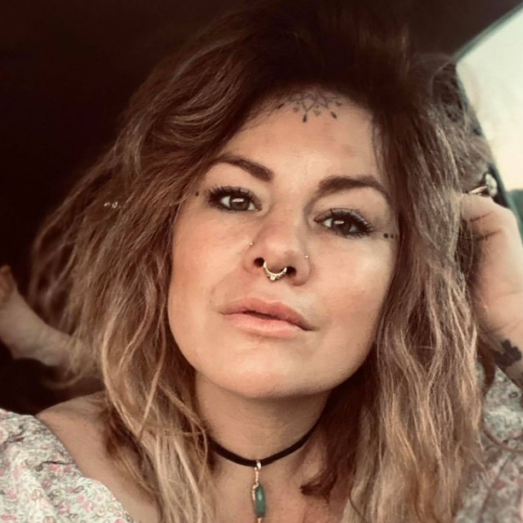 "Ovo je priča mog života": Žena BESNI, sve što kupi na Internetu joj je MALO i tesno
