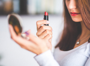 I šminka ima rok trajanja: Evo KADA maskara, TEČNI PUDER i četkice treba da lete u KANTU