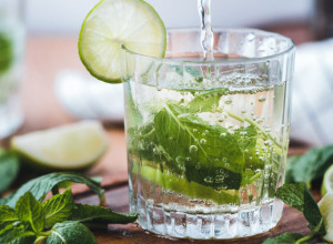 KAKVO OSVEŽENJE ZA TROPSKE VRUĆINE: Dodajte OVO začinsko bilje u vodu da bi ostala hladna i BEZ FRIŽIDERA!