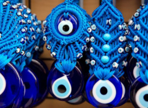 Imate ovaj PRIVEZAK, a ne znate šta on zapravo znači? Evo kakva TAJNA se krije iza PLAVOG KAMENA