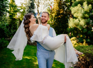 Zašto mlada gleda mladoženju kroz verenički prsten, a on nju prenosi preko praga? Ono što se krije iz ova dva običaja  ZALEDIĆE vam krv u žilama