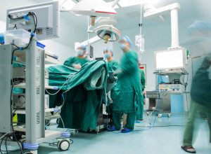 PRVI PUT U ISTORIJI ČOVEČANSTVA Transrodna žena će postati MAJKA, izvršiće transplataciju MATERICE, a evo i gde!