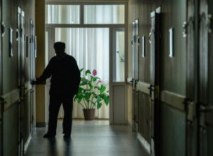 " MOJU MAJKU SU DRŽALI U PODRUMU, DROGIRALI JE SEDATIVIMA, A BILA JE GLADNA I NEOKUPANA" Ćerka preminule Zorke u staračkom domu otvorila Pandorinu kuiju: JEDNO JAJE su  delili njih četvoro!