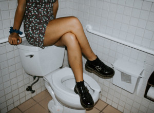 Celog života svi POGREŠNO sedite na WC ŠOLJI, doktorka pokazala ISPRAVAN i ZDRAV način!